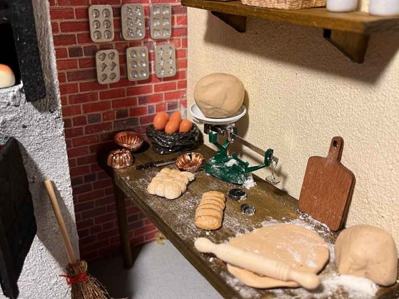 Teigklumpen mit ausgerolltem Teig - Backwarenproduktion 