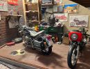 Vorderansicht Moto Guzzi Diorama mit Moto Guzzi California und Le Mans 1