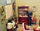 Die gedruckte Figur von Sherlock Holmes in seinem Wohnzimmer - Diorama