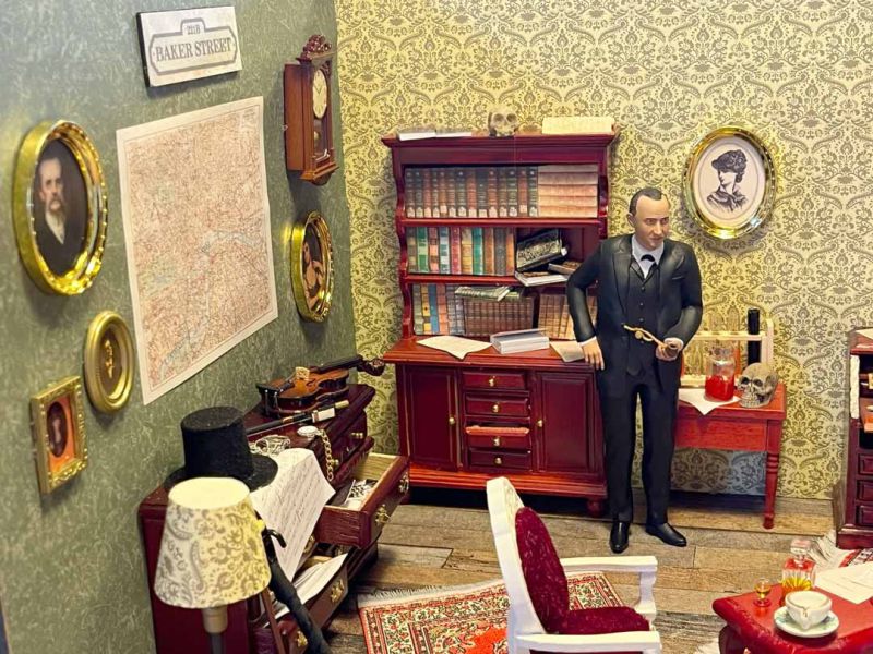 Die gedruckte Figur von Sherlock Holmes in seinem Wohnzimmer - Diorama