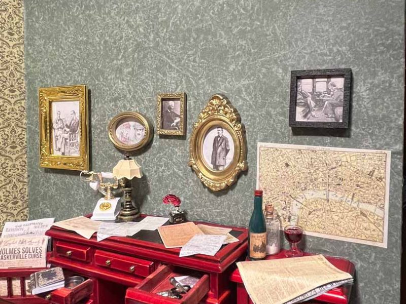 Der Schreibtisch von Sherlock Holmes - unaufgeräumt, so wie die ganze Wohnung. Im Diorama habe ich dies nachempfunden, damit es realistisch wirkt, wie vom Autor beschrieben.